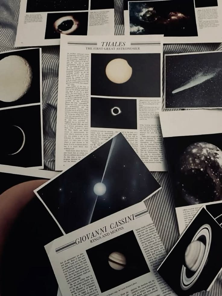 Des pages d'astronomie étalées : la Lune, Saturne, une comète