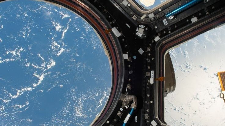 La Terre vue à travers les hublots de la station spatiale