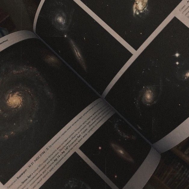 Un livre ouvert sur des photographies de galaxies